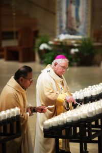 During the Mass, candles donated by the faithful through a new Easter Candle Program, were lit in the sanctuary of the Cathedral, as a symbol of the light of Christ coming into the world, and will remain there through the livestream of Easter Sunday Masses. (Victor Alemán)