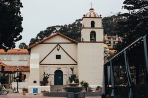 La Basílica Misión de San Buenaventura fue develada como la primera basílica en la Arquidiócesis de Los Angeles, y la 88 en los Estados Unidos, durante una misa especial celebrada afuera en el jardín de la misión el 15 de julio de 2020. (Colton Machado/Arquidiócesis de LA)