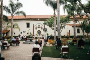 La Basílica Misión de San Buenaventura fue develada como la primera basílica en la Arquidiócesis de Los Angeles, y la 88 en los Estados Unidos, durante una misa especial celebrada afuera en el jardín de la misión el 15 de julio de 2020. (Colton Machado/Arquidiócesis de LA)