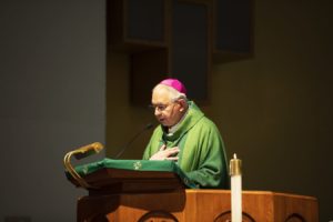 El arzobispo José Gómez celebra la misa dominical en la capilla de la Anunciación en la Misión de San Gabriel el 12 de julio. (Noticias - Victor Alemán/Angelus)