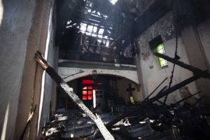 Los bomberos examinan el techo de la misión y dañan el interior de la iglesia. (Noticias - Victor Alemán/Angelus)