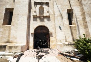 Los escombros carbonizados salen de las puertas de la iglesia. (Noticias - Victor Alemán/Angelus)