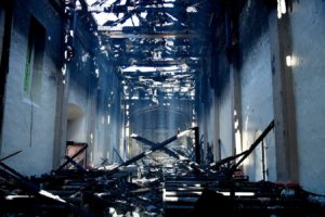 El incendio de la noche destruyó el techo de la misión y quemó la mayor parte del interior de la iglesia. (Noticias - John McCoy/Angelus)