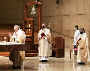 Arzobispo José H. Gómez y el Obispo Barronen el altar de la Catedral de Nuestra Señora de los Ángeles tras la celebración de OneLife LA de este año. VICTOR ALEMÁN/ANGELUS