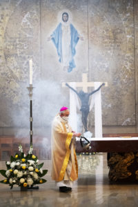 Monseñor Gómez en la misa del Domingo de Pascua. (Víctor Alemán)