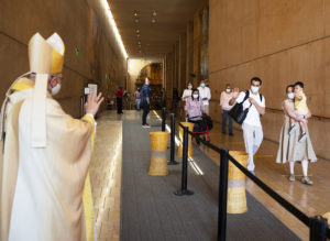 Monseñor Gómez saluda a los asistentes a la misa de Pascua a la salida de la catedral. (Víctor Alemán)
