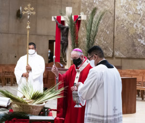 Monseñor Gómez bendice las palmas en la misa del Domingo de Ramos en la Catedral de Nuestra Señora de los Ángeles. (Víctor Alemán)

