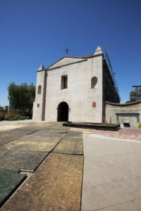 La fachada de la Misión San Gabriel sobrevivió al incendio de 2020. (Víctor Alemán)