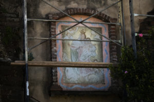 Las obras de arte de la Misión San Gabriel se ven detrás de andamios mientras la misión se somete a renovaciones tras el incendio del verano pasado. (Víctor Alemán)