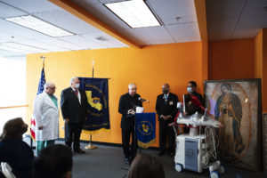El Arzobispo Gómez bendijo la máquina de ultrasonido 100 donada al Centro Médico Guadalupe en Los Ángeles el 1 de mayo. (Víctor Alemán)