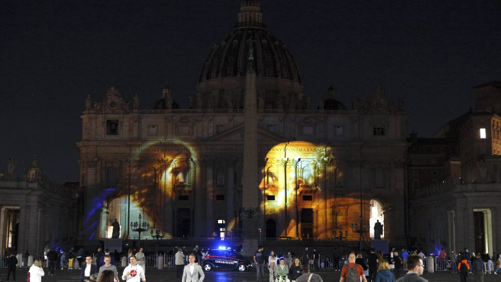Miles de personas asisten al estreno de una película sobre la Basílica