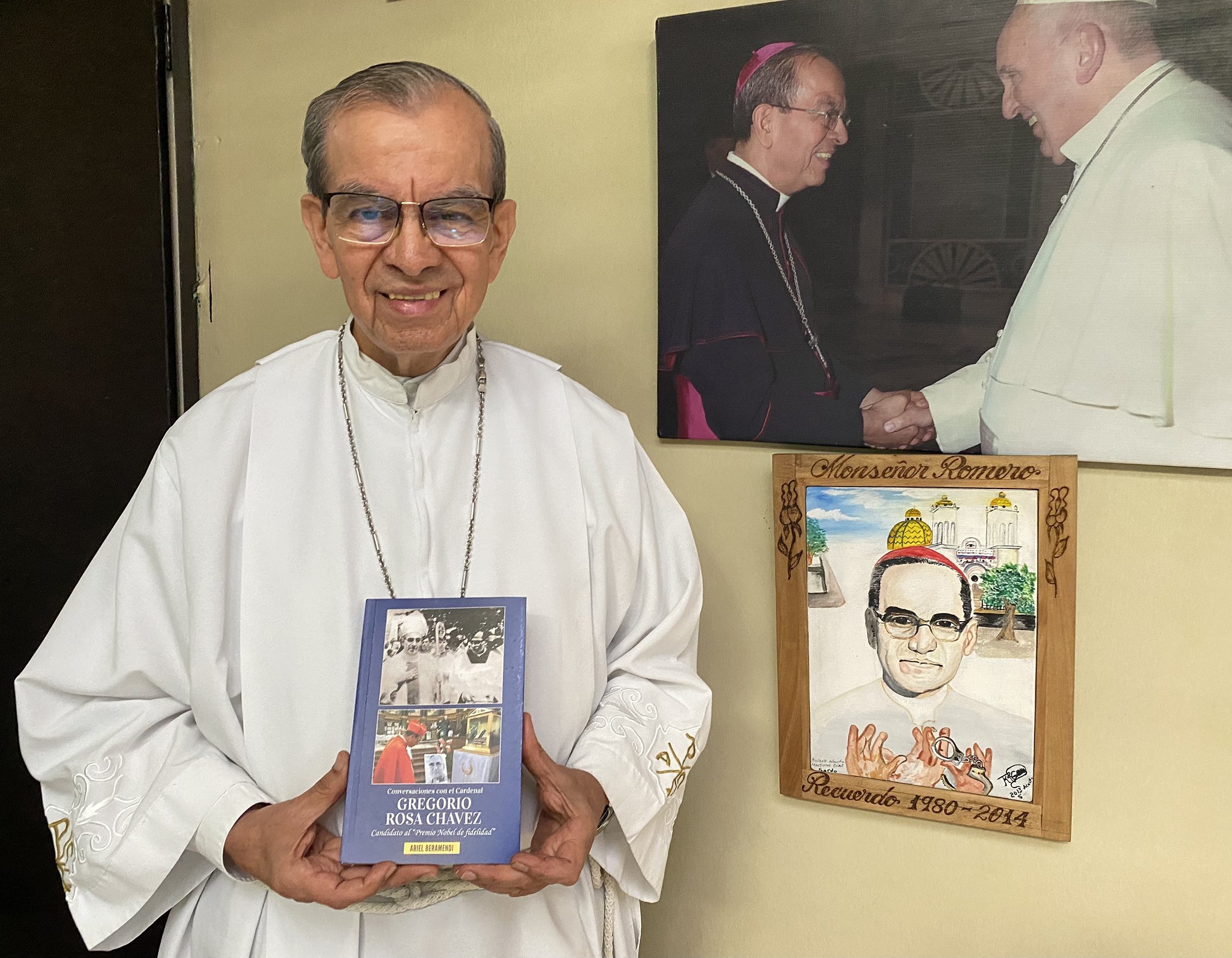 Cardenal salvadoreño recuerda en libro momentos duros de su episcopado