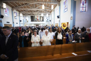 Más de 700 personas abarrotaron la Capilla de la Anunciación de la Misión San Gabriel para la misa conmemorativa (Victor Alemán)