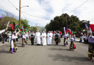 Jóvenes bailarines de una parroquia de Oxnard formaron parte de la procesión del Santo Niño por las calles de Santa Paula el 25 de mayo. (Víctor Alemán)
