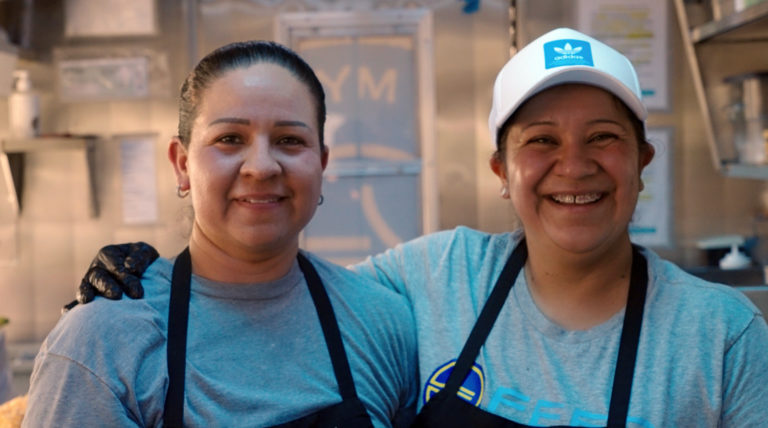 Cruz Adriana Ortiz y Marisol Ortiz son hermanas y trabajan en el camión de comida Feed My Poor. Su cuñada, Araceli Orta, también lo hace. (Archidiócesis de Los Ángeles)