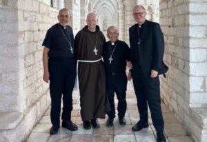 Los cuatro nuevos obispos auxiliares de Los Ángeles bajo los arcos del convento adjunto a la Basílica de San Francisco durante una parada en Asís antes de un curso de formación del Vaticano de una semana el mes pasado para nuevos obispos de todo el mundo. (Foto enviada)