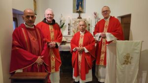 Durante una visita a San Giovanni Rotondo (Italia), los obispos «cuatrillizos» de Los Ángeles celebraron la Eucaristía en el interior de la celda donde San Pío de Pietrelcina («Padre Pío») oficiaba misa en privado mientras el Vaticano le prohibió brevemente el ministerio. (Foto enviada)