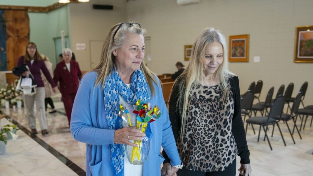 Deborah McAlpine, superviviente y víctima, y Heather Banis, coordinadora del Ministerio de Asistencia a las Víctimas, salen del Centro de Atención Espiritual San Camilo después de una misa con motivo del Mes Nacional de Prevención del Abuso Infantil el pasado mes de abril. (Archidiócesis de Los Ángeles)