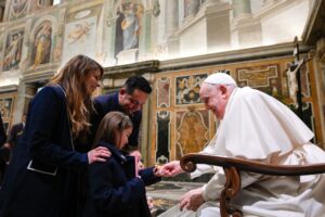 POPE FRANCIS MEETS WITH EL SEMBRADOR NUEVA EVANGELIZACION (ESNE) | Angelus en Español