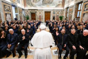 POPE FRANCIS MEETS WITH EL SEMBRADOR NUEVA EVANGELIZACION (ESNE) | Angelus en Español