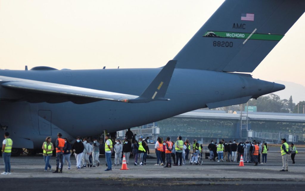 Migrantes guatemaltecos llegan en un vuelo de deportación de EE.UU., a la Base Aérea La Aurora en Ciudad de Guatemala el 30 de enero de 2025. (OSV News/Cristina Chiquin, Reuters)