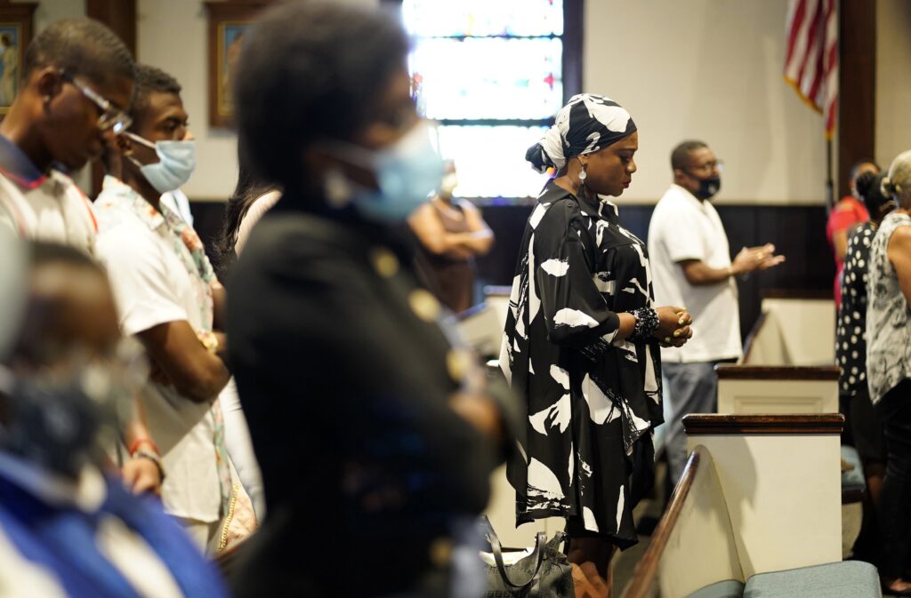 Los fieles rezan durante una misa dominical semanal en la iglesia de Santa Marta en Uniondale, Nueva York, el 15 de agosto de 2021. La asistencia a la Misa dominical en persona en los Estados Unidos ha vuelto a los niveles prepandémicos de 2019 del 24%, según datos del Centro de Investigación Aplicada en el Apostolado de la Universidad de Georgetown. (Foto OSV News/Gregory A. Shemitz, CNS)