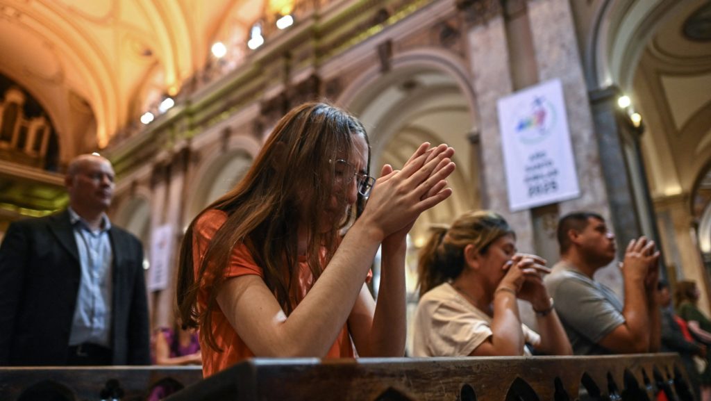 Fieles asisten a una Misa en la Catedral Metropolitana de Buenos Aires, Argentina, el 19 de febrero de 2025, para orar por la salud del papa Francisco, mientras la Arquidiócesis de Buenos Aires convoca a todas las iglesias de Argentina a celebrar Misas por la pronta recuperación del pontífice. Matteo Bruni, director de la oficina de prensa del Vaticano, informó a los periodistas la mañana del 19 de febrero que el papa durmió tranquilamente, se despertó y desayunó. (OSV News/Pedro Lázaro Fernández, Reuters)