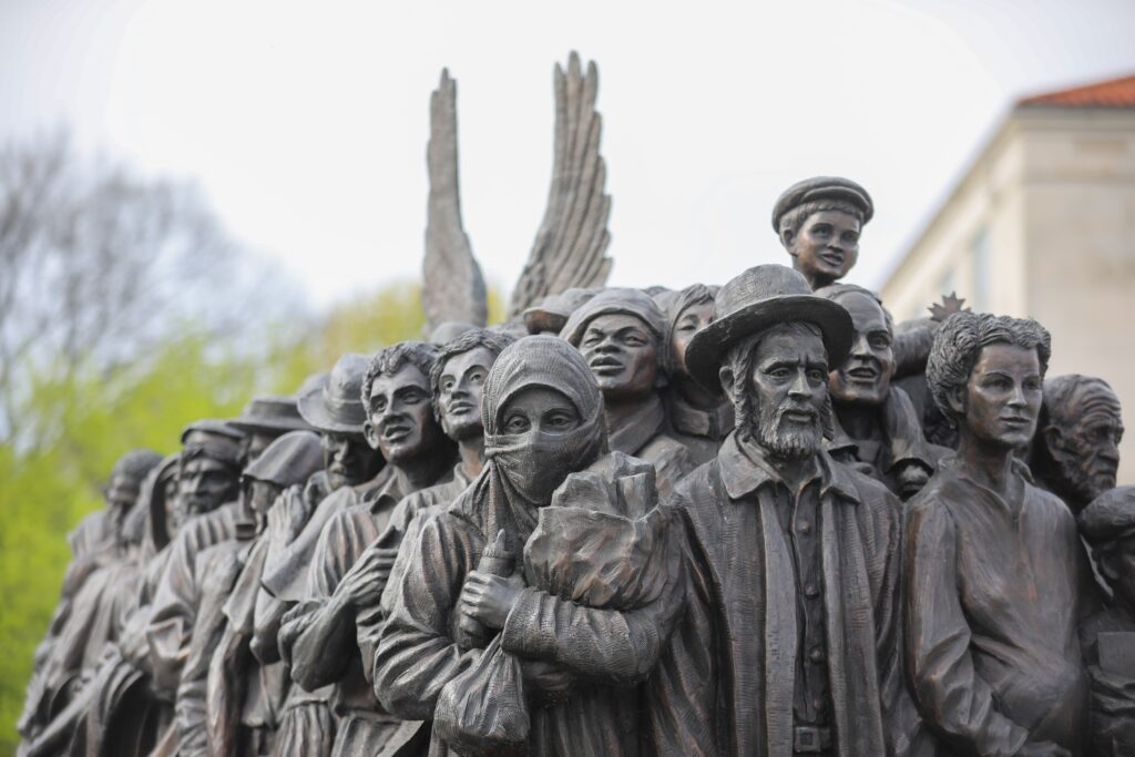 La escultura "Angels Unawares", puede verse en la Universidad Católica de América en Washington D.C. el 22 de abril de 2022, representa a un grupo de inmigrantes y refugiados hacinados en un barco. El 18 de febrero de 2025, la Conferencia de Obispos Católicos de Estados Unidos demandó a la administración Trump por detener la financiación del reasentamiento de refugiados, diciendo que la medida era ilegal y perjudicará a los refugiados que llegaron a Estados Unidos tras un proceso de aprobación por parte del gobierno. (Foto OSV News/Archivo CNS, Andrew Biraj, Catholic Standard)