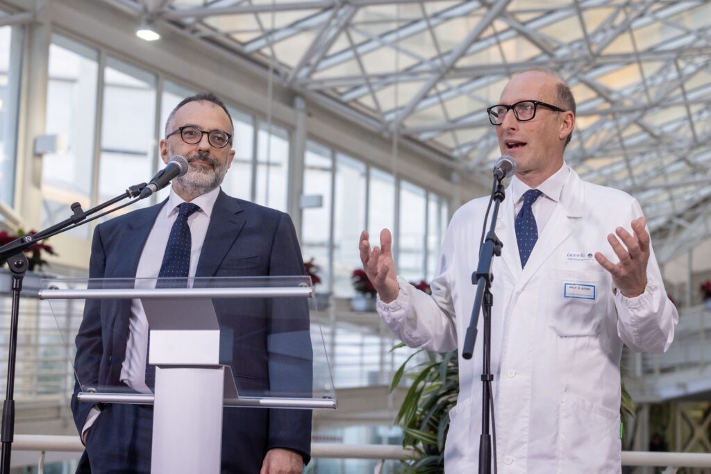 El Dr. Sergio Alfieri, director de ciencias médicas y quirúrgicas del hospital Gemelli de Roma, habla con la prensa en el hospital el 21 de febrero de 2025. Le observa el Dr. Luigi Carbone, médico personal del Papa Francisco. (CNS photo/Pablo Esparza)