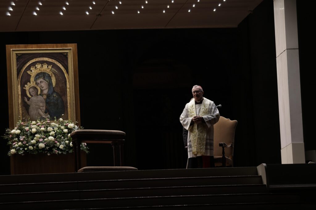 El cardenal Pietro Parolin, secretario de Estado vaticano, dirige el rezo del rosario por el papa Francisco en la plaza de San Pedro del Vaticano el 24 de febrero de 2025. Otros cardenales residentes en Roma, líderes de la Curia Romana y fieles se unieron a él para la oración nocturna. (CNS photo/Pablo Esparza)