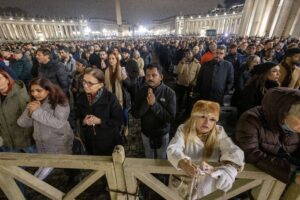 ROSARY AT VATICAN FOR POPE FRANCIS | Angelus en Español El cardenal Pietro Parolin, secretario de Estado vaticano, reza el rosario por el papa Francisco en la plaza de San Pedro del Vaticano el 24 de febrero de 2025. Cardenales residentes en Roma, líderes de la Curia Romana y fieles se unieron a la oración nocturna. (CNS photo/Pablo Esparza)