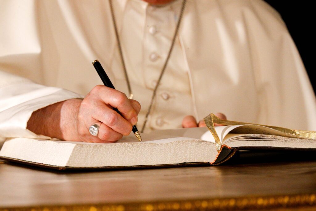 El Papa Francisco firma un libro de visitas durante una visita de cortesía en el Palacio Nacional de Belém, residencia oficial del presidente de Portugal, en Lisboa el 2 de agosto de 2023. (Foto CNS/Lola Gomez)