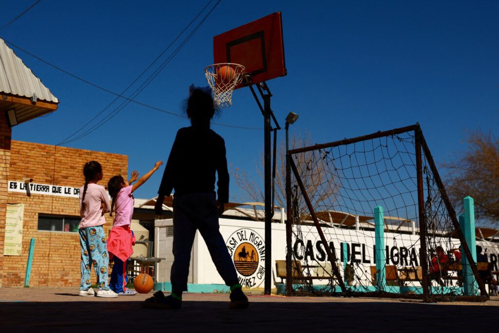 Niñas migrantes juegan en el albergue Casa del Migrante en Ciudad Juárez, México, 22 de febrero de 2025. (Foto OSV News/Jose Luis Gonzalez, Reuters)