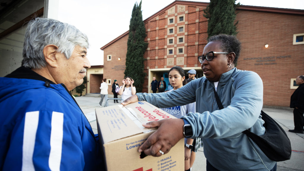 La directora de la escuela St. Elizabeth, Phyllis Cremer, a la derecha, lleva suministros enviados desde Kansas para ayudar a los estudiantes y familias afectadas por los incendios forestales. (Victor Alemán)