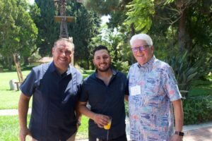 DSC_0218_John_Crowe_Dominguez-copy-2048x1366 | Angelus en Español Bill Johnson (izquierda) y John Crowe (derecha) posan con el padre Carl Quebedeaux, quien se jubiló en el antiguo Seminario Conmemorativo Domínguez, ahora un centro de retiro. Johnson y Crowe forman parte del grupo de exalumnos que ha recaudado fondos para la renovación del seminario. (Christine Crowe)