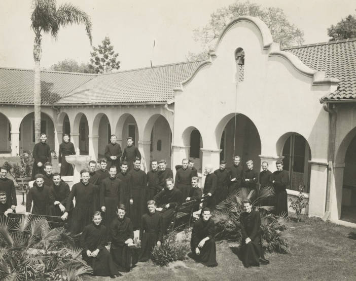 Seminaristas posan en el Seminario Conmemorativo Domínguez en Dominguez Hills en 1947. (Archivos de los Misioneros Claretianos)