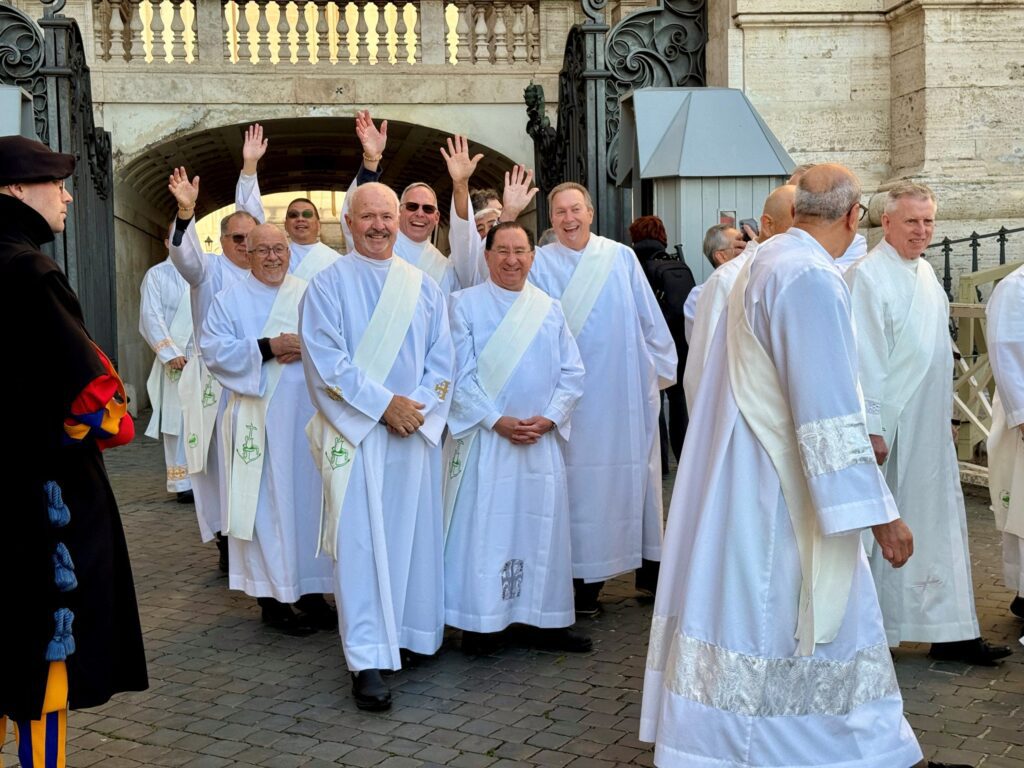Los diáconos de la Arquidiócesis de Los Ángeles salen en procesión de la Basílica de San Pedro después de la Misa Jubilar de los Diáconos el 22 de febrero. (Padre Parker Sandoval)