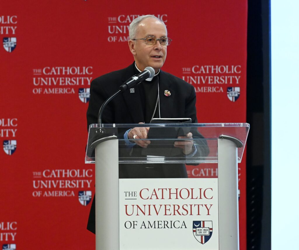El obispo Mark J. Seitz de El Paso, Texas, habla en la Universidad Católica de América en Washington el 4 de marzo de 2025, durante un evento sobre «Comprender la migración desde una perspectiva católica». El obispo es el presidente del Comité sobre Migración de la Conferencia de Obispos Católicos de Estados Unidos. (Foto OSV News/Patrick Ryan, cortesía de The Catholic University of America)