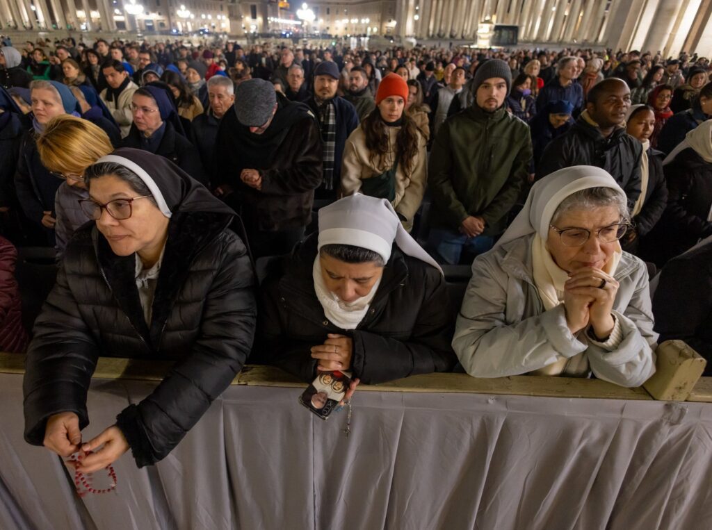 Religiosas se unen a cientos de personas para rezar el rosario por la salud del Papa Francisco en la Plaza de San Pedro del Vaticano el 6 de marzo de 2025. (CNS photo/Pablo Esparza)