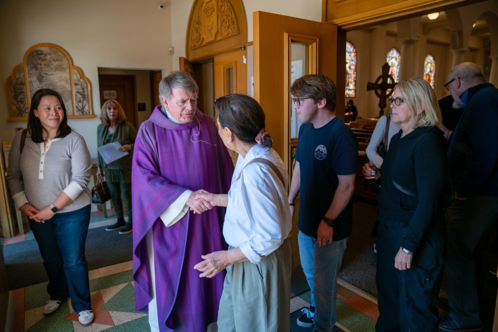Monseñor Liam Kidney saluda a los feligreses de la Iglesia Corpus Christi después de la Misa dominical del 9 de marzo de los Católicos Itinerantes en la Iglesia Good Shepherd en Beverly Hills. (John Rueda)