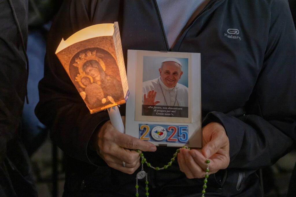 Una mujer se une al cardenal Michael Czerny, prefecto del Dicasterio para la Promoción del Desarrollo Humano Integral, para rezar el rosario por el Papa Francisco en la Plaza de San Pedro del Vaticano el 8 de marzo de 2025. Los cardenales que residen en Roma, dirigentes de la Curia Romana y fieles se unieron a la oración nocturna. (Foto CNS/Pablo Esparza)