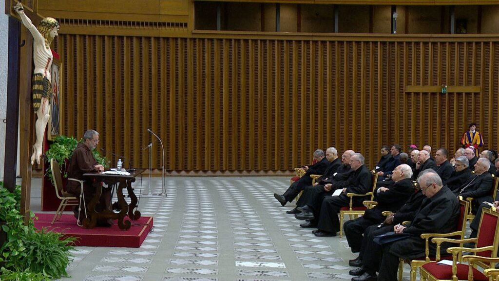 El padre capuchino Roberto Pasolini, predicador de la casa papal, comparte su meditación con los miembros de la Curia Romana durante su retiro de Cuaresma en el Aula de Audiencias Pablo VI en el Vaticano el 11 de marzo de 2025. (CNS screengrab/Vatican Media)