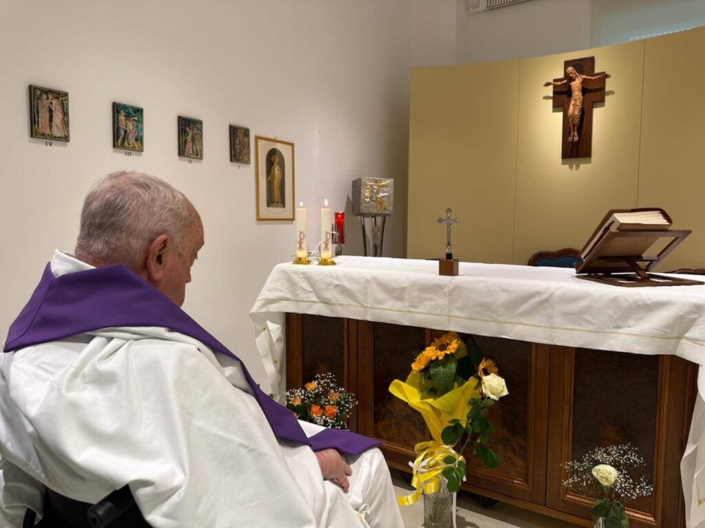 El Papa Francisco es visto en la capilla de su suite de habitaciones en el hospital Gemelli de Roma 16 de marzo 2025. La oficina de prensa del Vaticano dijo que el papa de 88 años concelebró Misa esa mañana. (Foto CNS/Vatican Press Office)