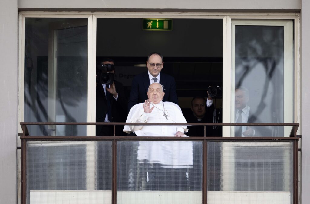 El Papa Francisco saluda a los fieles en el hospital Gemelli de Roma antes de regresar al Vaticano el 23 de marzo de 2025, después de 38 días de tratamiento en el hospital. (Foto CNS/Vatican Media)