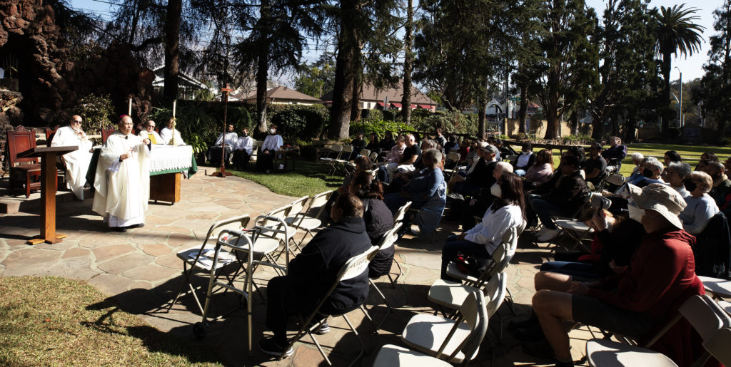 El obispo auxiliar Brian Nunes se unió al párroco de St. Elizabeth of Hungary, el padre Modesto Pérez, y a los feligreses para una Misa dominical al aire libre el 2 de febrero en la parroquia. La iglesia ya ha reabierto para las Misas. (Victor Alemán)