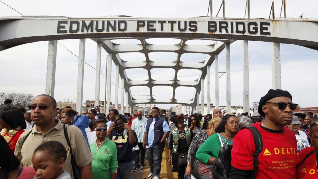Miles de personas cruzan el puente Edmund Pettus en Selma, Alabama, durante una conmemoración en 2015 del 50.º aniversario de la marcha por los derechos civiles de 1965, que fue de Selma a Montgomery, la capital del estado. (CNS/Tami Chappell, Reuters)