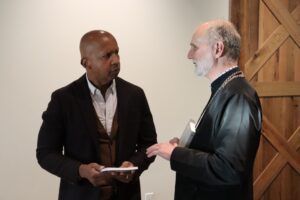 BISHOPS PILGRIMAGE SELMA AND MONTGOMERY | Angelus en Español El arzobispo Borys A. Gudziak, de la Arquidiócesis Católica Ucraniana de Filadelfia (a la derecha), conversa con Bryan Stevenson, fundador y director ejecutivo de Equal Justice Initiative, durante una reciente peregrinación a Selma y Montgomery, Alabama. (OSV News/Catholic Mobilizing Network)