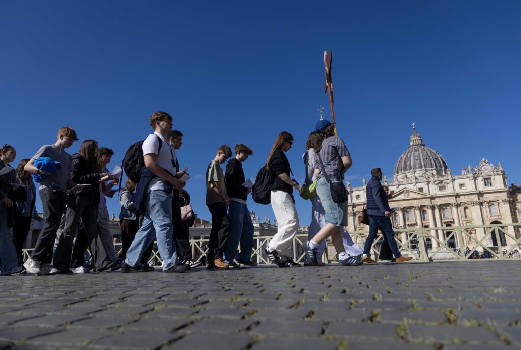 Un grupo de peregrinos camina por la Plaza de San Pedro del Vaticano de camino a la Puerta Santa de la Basílica de San Pedro el 2 de abril de 2025. El Papa Francisco está convaleciente tras su estancia en el hospital y no puede reunirse con los peregrinos. (Foto CNS/Pablo Esparza)