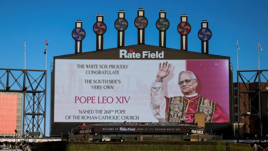 Un homenaje al Papa Leo XIV se muestra antes de un partido de los White Sox en el estadio Rate Field en Chicago el 9 de mayo. La pantalla indicaba erróneamente que Leo es el papa número 268 (es el 267). (OSV News/Carlos Osorio, Reuters)