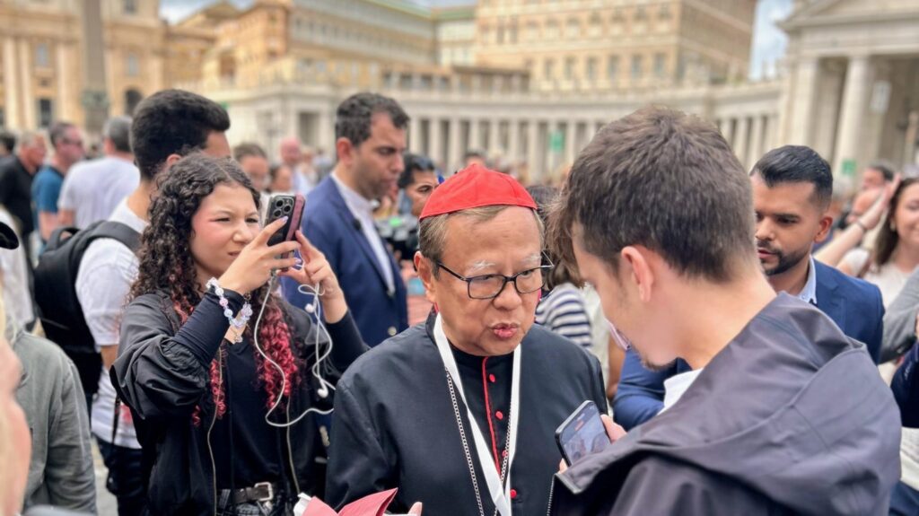 El cardenal Suharyo respondió preguntas de la prensa mientras cruzaba la Plaza de San Pedro el 5 de mayo. (Pablo Kay)